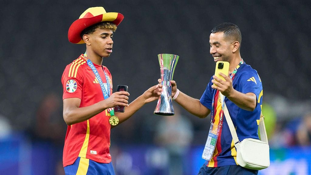 Lamine Yamal ja hänen isänsä Mounir Nasraoui juhlivat Espanjan EM-kultaa.