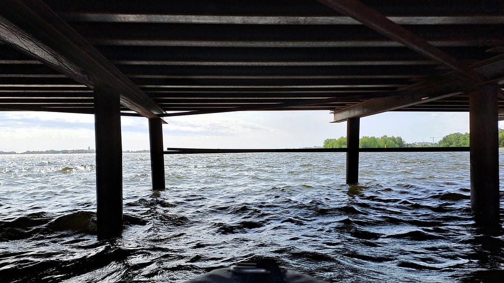 Vene törmäsi kuvassa näkyvään vaakapalkkiin.