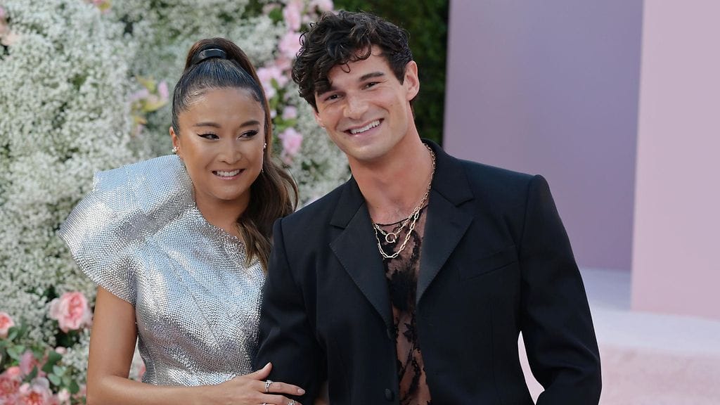 Ashley Park ja Paul Forman tutustuivat Emily in Paris -sarjan kuvauksissa.