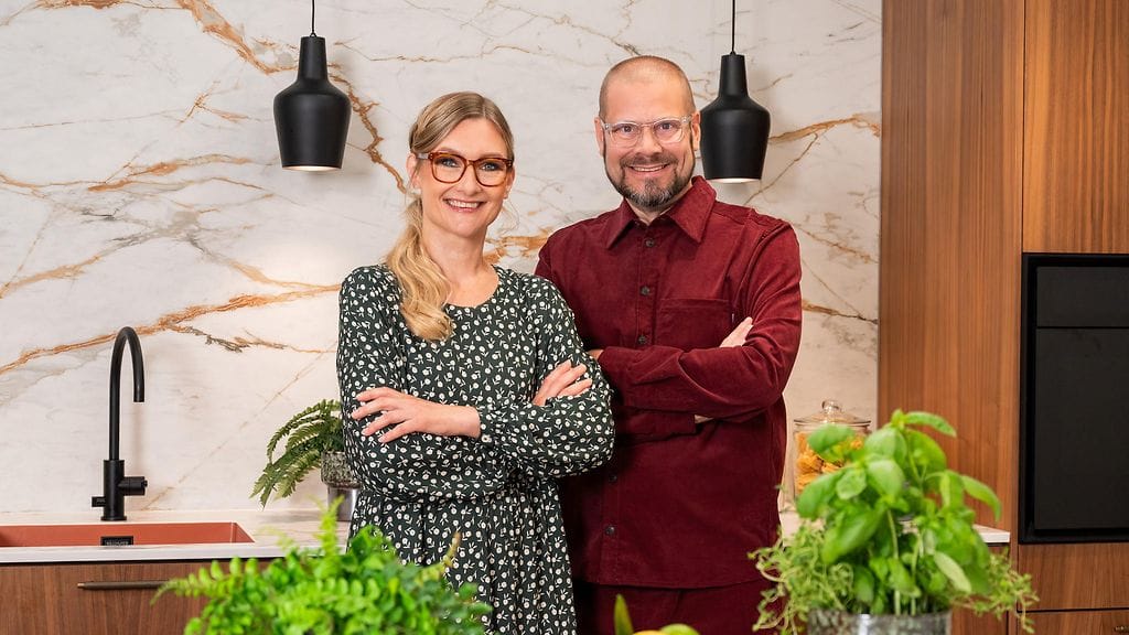 Teresa Välimäki ja Risto Mikkola kokkailevat eri maiden teemojen mukaisesti maistuvia ruokia uudessa Kotikeittiömestarit-ohjelmassa.