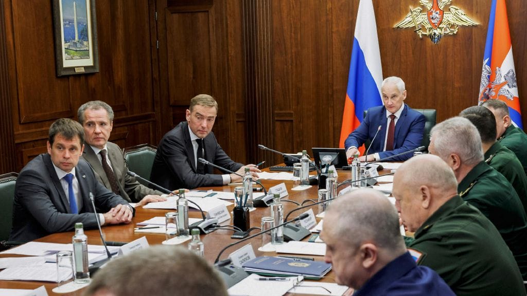 Kuvassa Venäjän puolustusministeri Andrei Belousov (pöydän päässä) johtamassa kokousta väestön ja infrastruktuurin turvallisuuden varmistamisesta maan raja-alueilla Kurskin, Brjanskin ja Belgorodin alueilla. Kuva otettu Moskovassa 15. elokuuta.