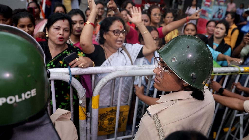 Tapahtumat ovat nostaneet jälleen esiin naisiin kohdistuvan väkivallan Intiassa, kuten myös maan viranomaisten kyvyttömyyden puuttua siihen.
