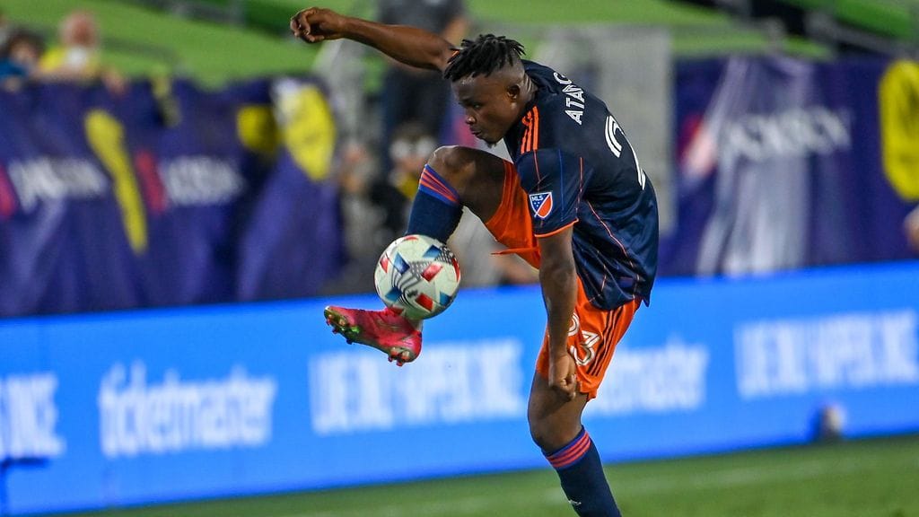Isaac Atanga pelasi vuonna 2021 Pohjois-Amerikan MLS-sarjassa Cincinnatin joukkueessa.
