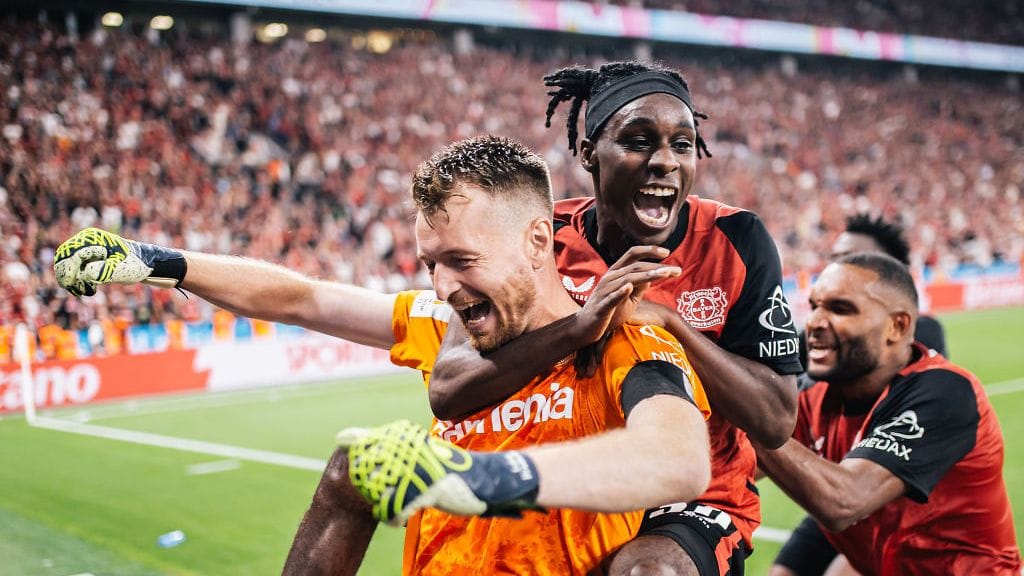Lukas Hradecky juhli rieahakkaasti Saksan Supercupin voittoa, selässään joukkuekaveri Jeremie Frimpong.
