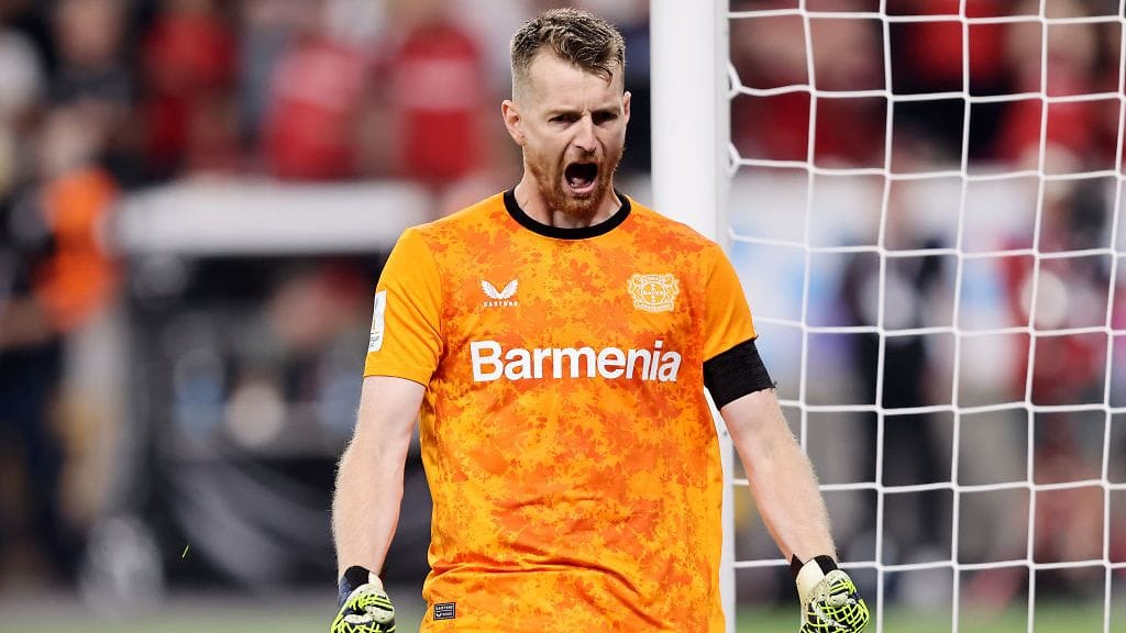 Lukas Hradecky oli kovaa valuuttaa rangaistuspotkukilpailussa Saksan Supercup-finaalissa.