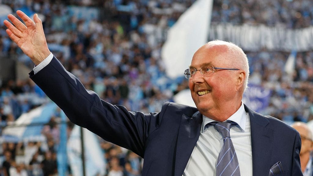 Sven-Göran Eriksson tervehti entisen seuransa Lazion kannattajia Serie A -ottelun alla toukokuussa.