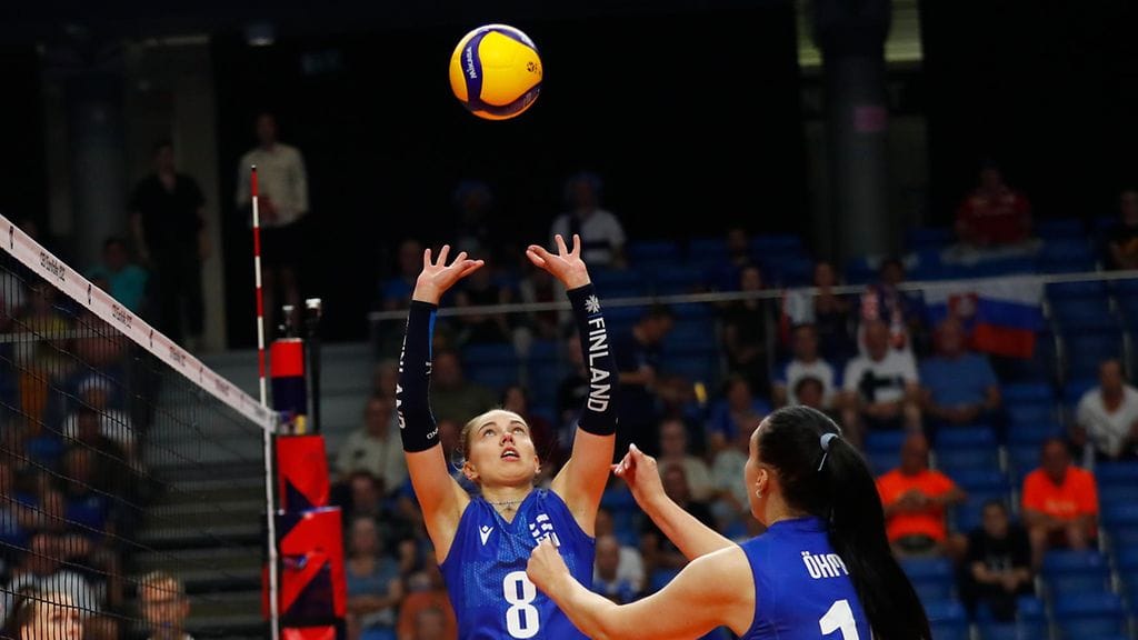 Suomen EM-karsinnat käynnistyivät mollivoittoisesti tappiolla Sveitsille. Kuvassa Kaisa Alanko (vas.) ja Daniela Öhman viime vuoden EM-kisojen ottelussa Virossa.