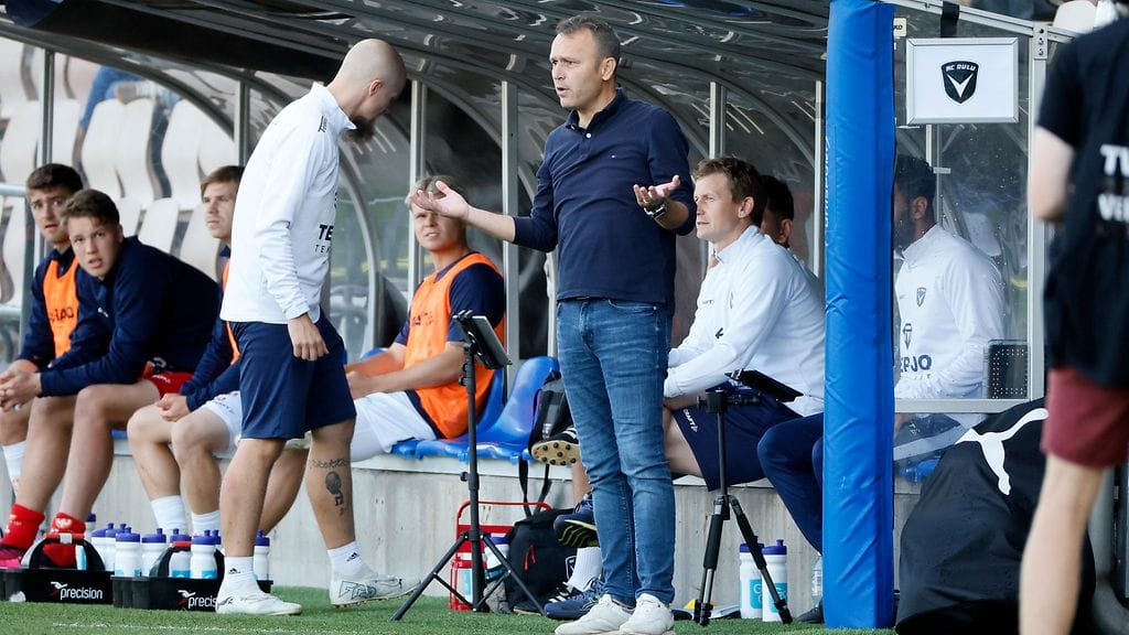 Konstantinos Bratsos lensi punaisella kortilla suihkuun jo toistamiseen elokuussa.