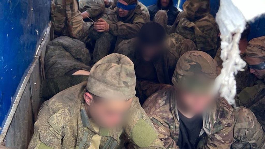 Kuvassa Ukrainan väitetysti elokuussa vangitsemia venäläisiä sotavankeja Kurskissa. Osan vangeista silmät oli peitetty siteillä.