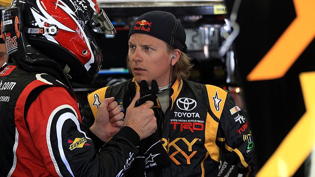 Kyle Busch ja Kimi Räikkönen keskustelevat Charlotten varikolla.