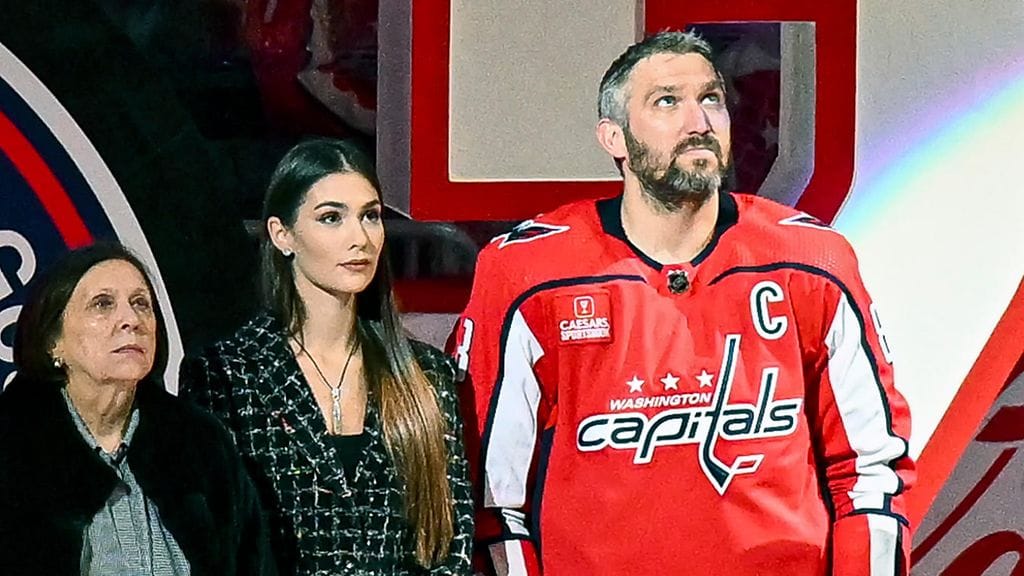 Kuvassa Aleksandr Ovetshkinin vierellä hänen vaimonsa Anastasia ja äitinsä Tatjana.