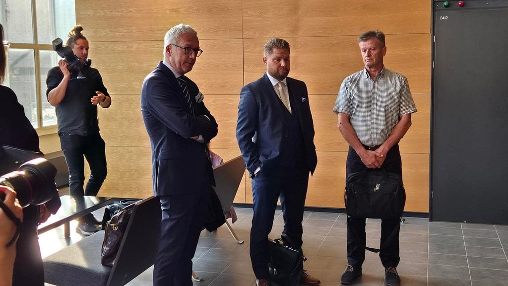 Törkeästä lahjuksen ottamisesta ja virkavelvollisuuden rikkomisesta syytetty hallitusneuvos Olli Sorainen kuvassa oikealla.