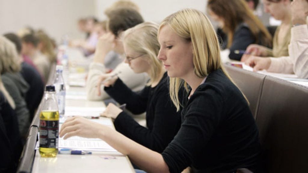 Lääketieteellisen tiedekunnan valintakokeisiin ei sisälly psykologin haastattelua. Kuvan henkilöt eivät liity tähän juttuun.