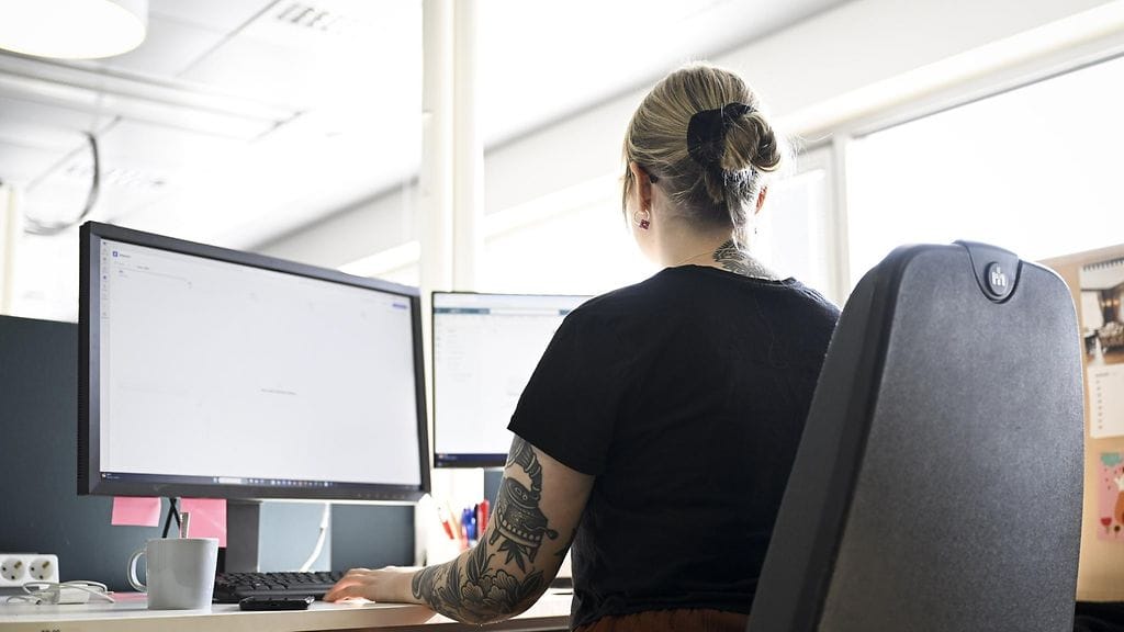 Miehiä oli työttöminä 137 000 ja naisia 92 000.