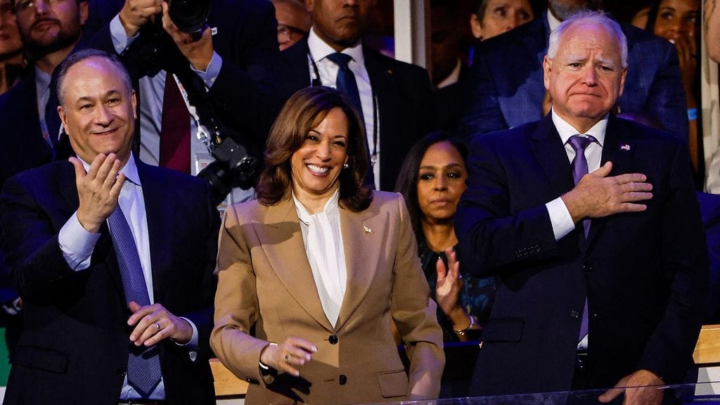 LK 20.8.2024 Doug Emhoff (vas), demokraattien presidenttiehdokas, varapresidentti Kamala Harris ja varapresidenttiehdokas, Minnesotan kuvernööri Tim Walz demokraattien puoluekokouksen ensimmäiseen päivään Chicagossa 19.8.2024.