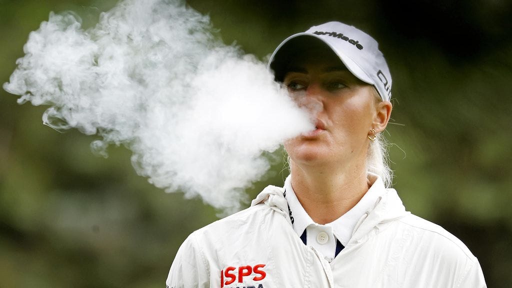 Charley Hull on herättänyt huomiota tupakoinnillaan golfaamisen yhteydessä.