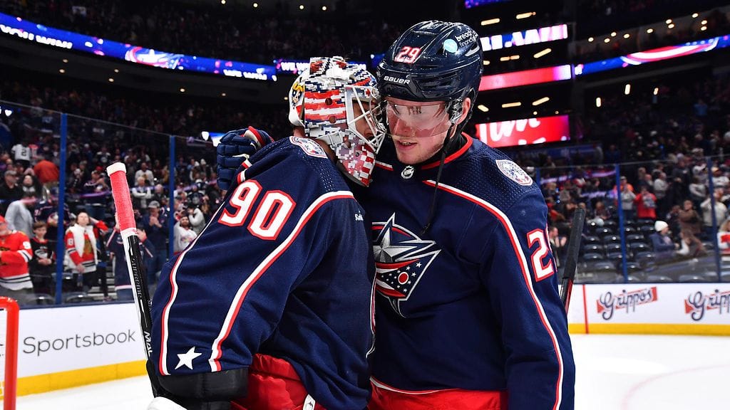 Joukko Columbus Blue Jacketsin konkaripelaajia vaati väitetysti Patrik Laineesta (oik.) ja Elvis Merzlikinsistä eroon hankkiutumista.