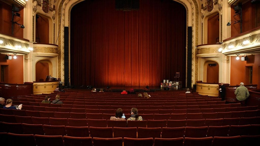 Budjettiehdotuksen mukaiset leikkaukset tarkoittaisi pahimmillaan useiden ammattiteattereiden alasajoa ja konkursseja.