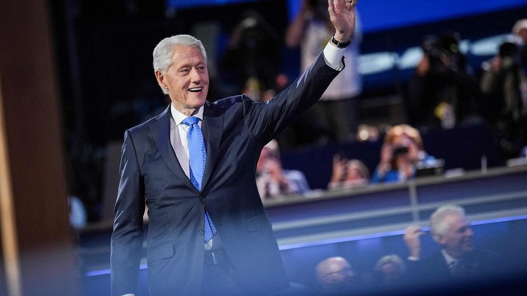 Bill Clinton kehotti äänestämään Kamala Harrisia ja kehui tätä aikaansaavaksi.
