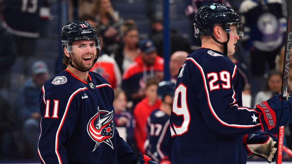 Columbus Blue Jacketsin ykkösvaraus Adam Fantilli (vas.) kommentoi Patrik Laineesta annettuja lausuntoja.