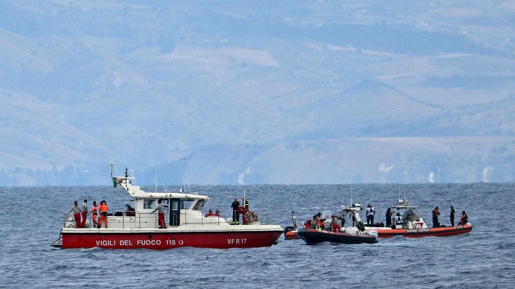 Pelastustyöntekijät etsimässä jahtiturman uhreja Sisilian rannikolla