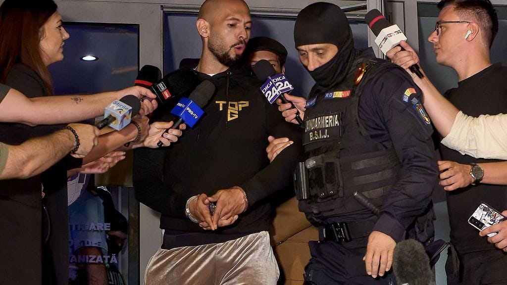 Andrew Tate poistui rikoskuulusteluista viranomaisten saattelemana keskiviikkona.