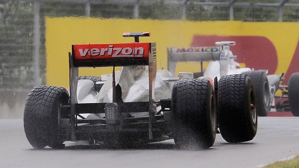 Lewis Hamilton ajaa vioittuneella autollaan Kanadassa