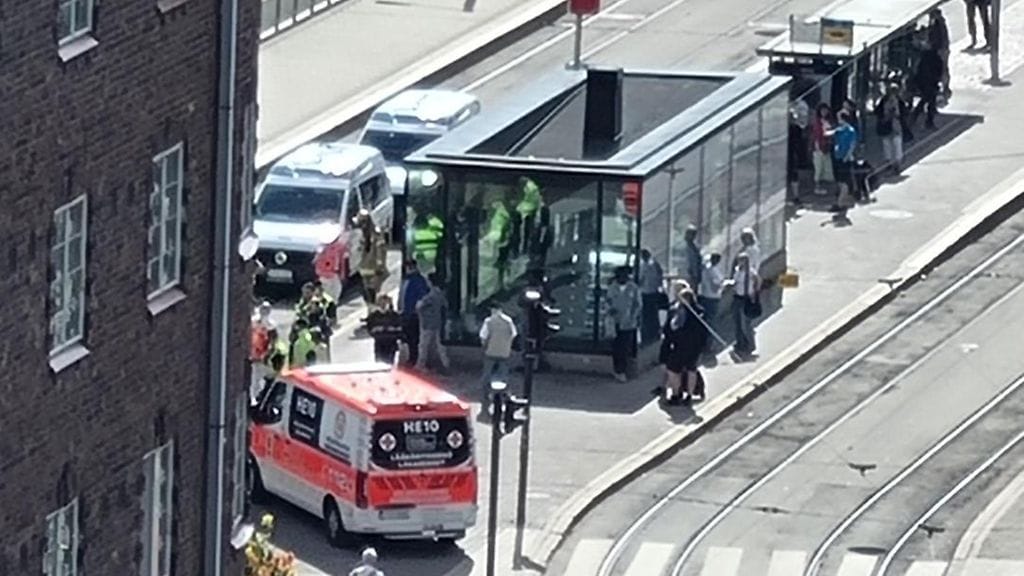 Ihminen loukkaantui vakavasti raitiovaunutörmäyksessä Helsingin Hakaniemessä.