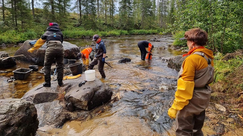 Metsähallituksen projektipäällikkö Pirkko-Liisa Luhta (oik.) Suomussalmen Hukkajoella 23. elokuuta.