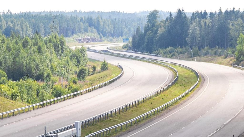 Arkistokuva. Vuonna 2018 valmistunut moottoritie hiljeni käytännössä täysin, kun liikenne Venäjälle loppui.