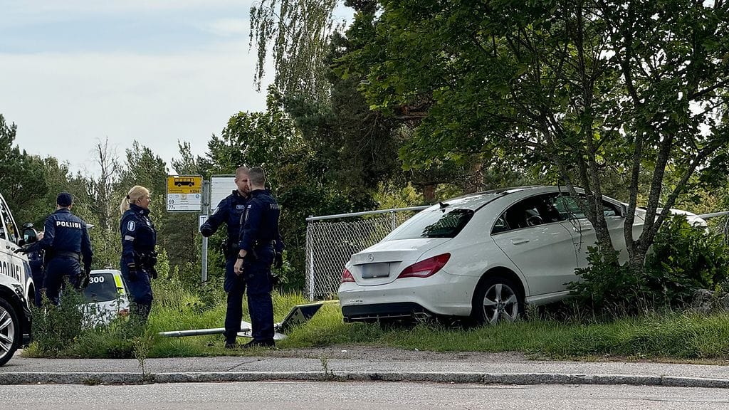 Poliisilla oli iltapäivällä takaa-ajotilanne Helsingissä. Takaa-ajettu päättyi rajusti puuhun Malmilla.