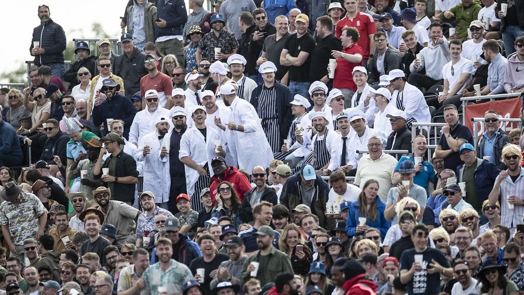 Katsojia seuraamassa Englannin ja Sri Lankan välistä krikettiottelua Manchesterin Old Traffordilla.