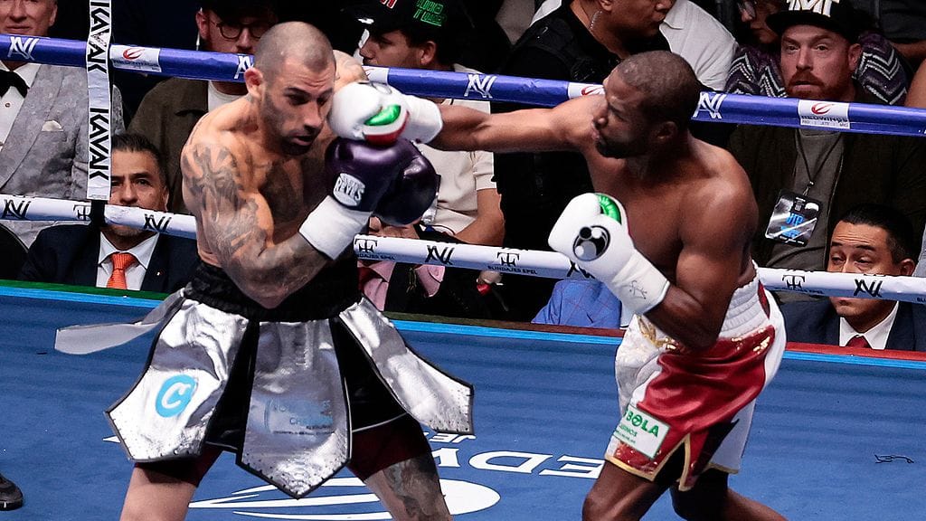 Floyd Mayweather (oik.) uusintaottelussa John Gotti III:a vastaan.