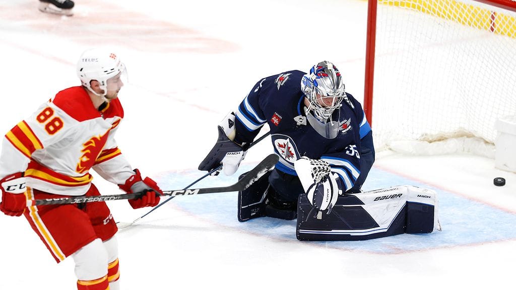 Oskari Salminen Winnipeg Jetsin maalilla NHL:n harjoitusottelussa syyskuussa 2023. Virallista NHL-ottelua Salminen ei ole pelannut.