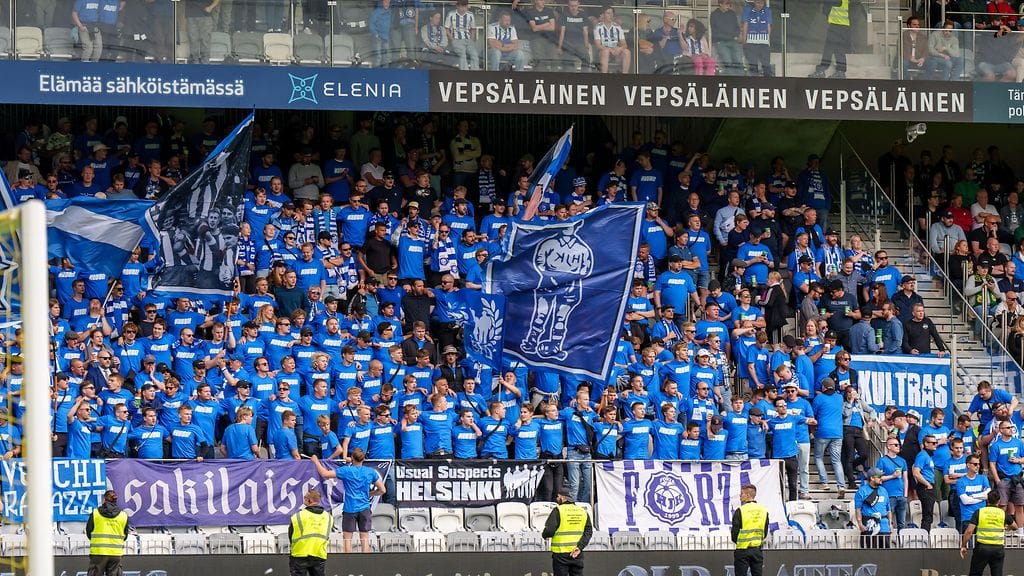 HJK-faneja kuvattuna Tampereella.