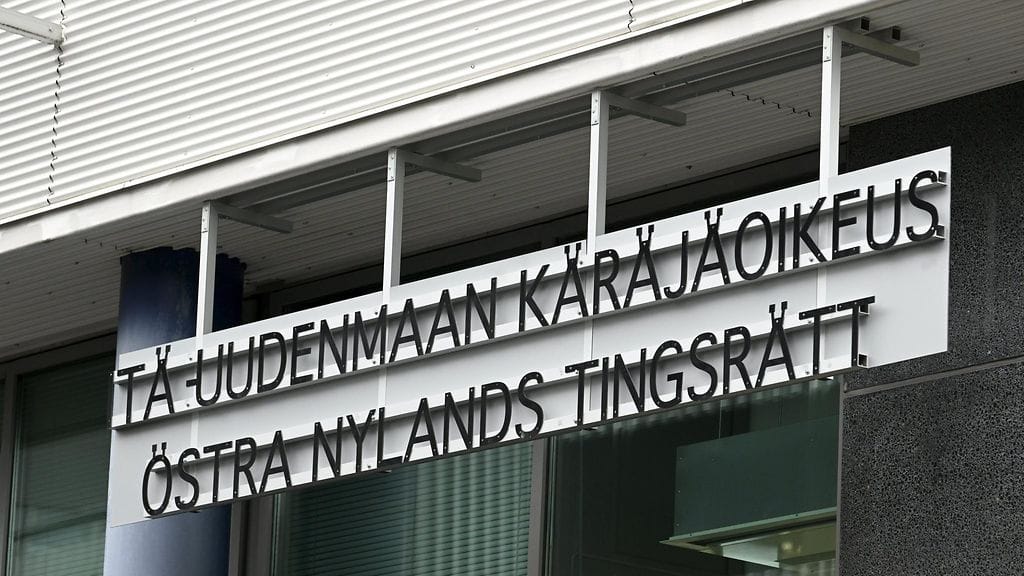 48-vuotiasta naista syytetään murhan yrityksistä, joiden uhreina olivat hänen äitinsä ja veljensä.