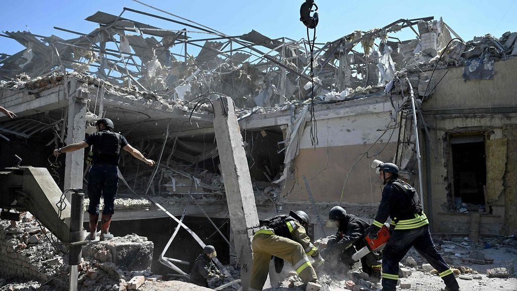 Ukrainan pelastuspalvelu suorittaa etsintä- ja pelastusoperaatiota tuhoutuneen hotellin raunioilla Kramatorskin kaupungissa, Donetskin alueella 25. elokuuta 2024.