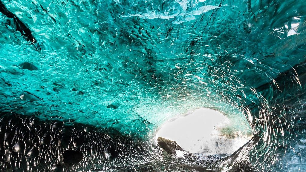 Kuvassa jääluola Breiðamerkurjökullissa.