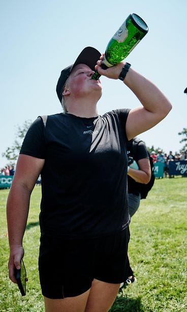 Eveliina Salonen kumosi kuohujuomaa maailmanmestarina.