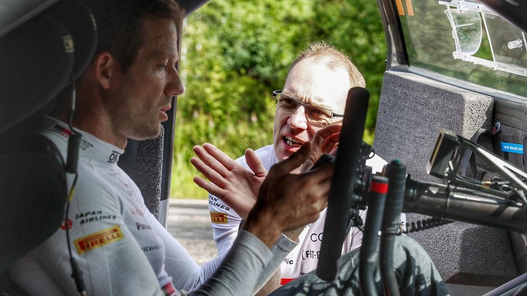 Sébastien Ogier (vas.) on ollut Toyotan paras kuski kuluvalla kaudella. Jari-Matti Latvalalla oli asiaa Ogierille Suomen MM-rallissa elokuun alussa.