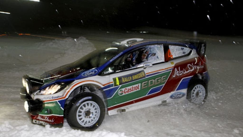 Jari-Matti Latvala viilettää Ruotsin MM-rallissa.