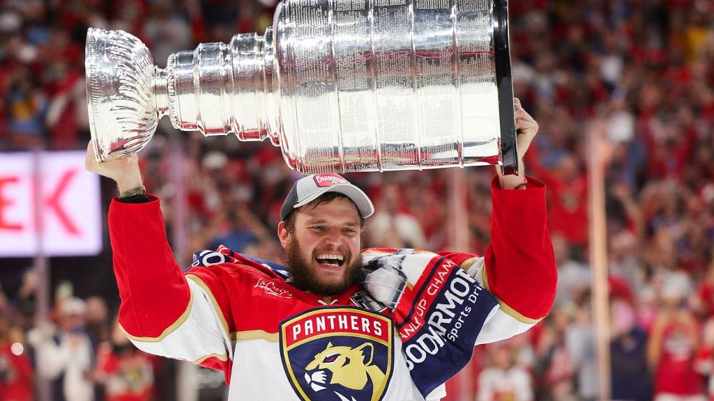 Aleksander Barkov vastaanotti Florida Panthersin kapteenina ensimmäisenä Stanley Cup -pokaalin kesäkuussa. Nyt hän sai mestaruussormuksensa uuden kauden alla.