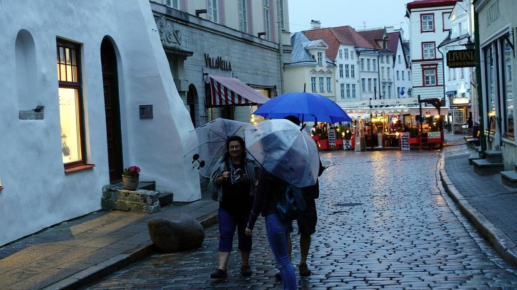 Turisteja vesisateessa illalla Tallinnassa Virossa heinäkuussa. Viranomaisten mukaan noin 5 000 suomalaisella on osoite sekä Virossa että Suomessa.