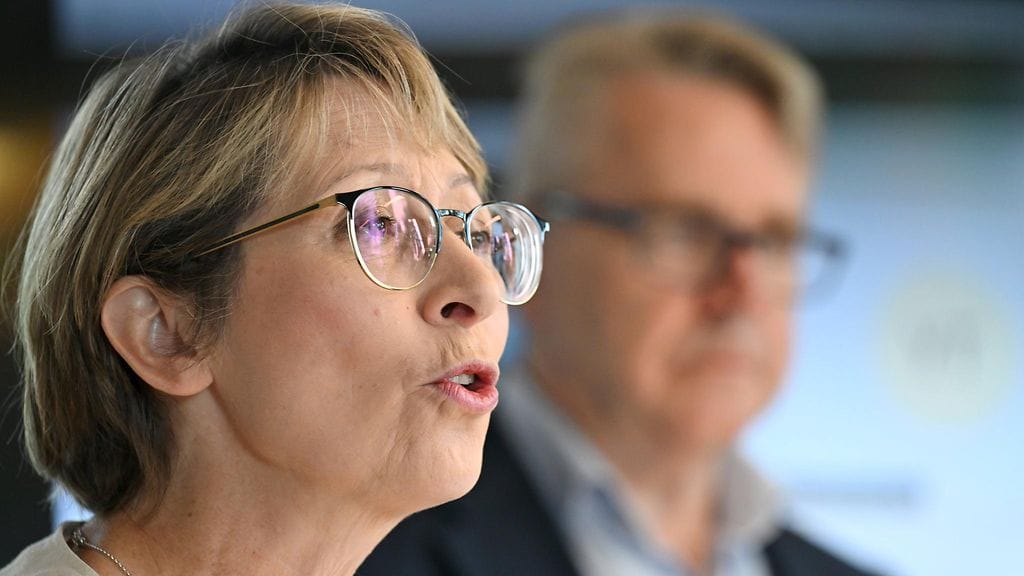 Kristillisdemokraattien puheenjohtaja, ministeri Sari Essayah ja eduskuntaryhmän puheenjohtaja Peter Östman puolueen eduskuntaryhmän ja ministeriryhmän kesäkokouksessa Kisakalliossa Lohjalla tänään tiistaina.