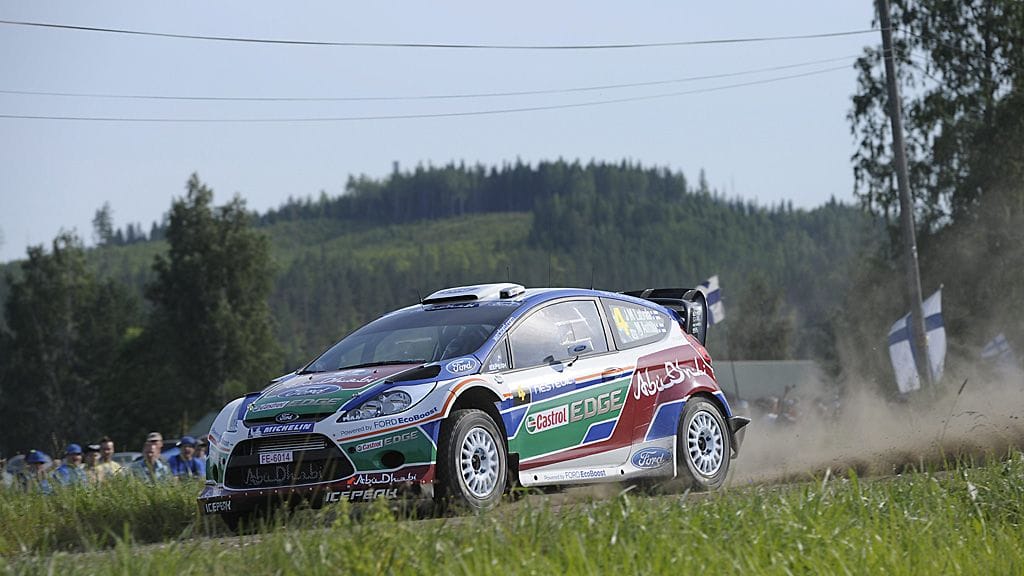 Jari-Matti Latvala vauhdissa Suomen MM-rallissa.