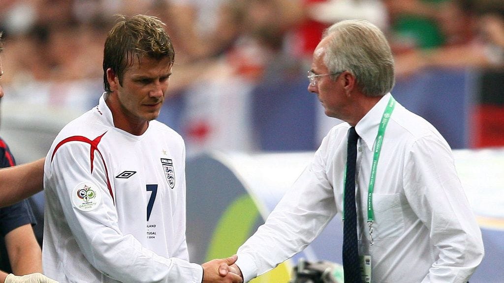 Sven-Göran Eriksson (oik.) valmensi David Beckhamia Englannin maajoukkueessa. Kuva vuodelta 2006.
