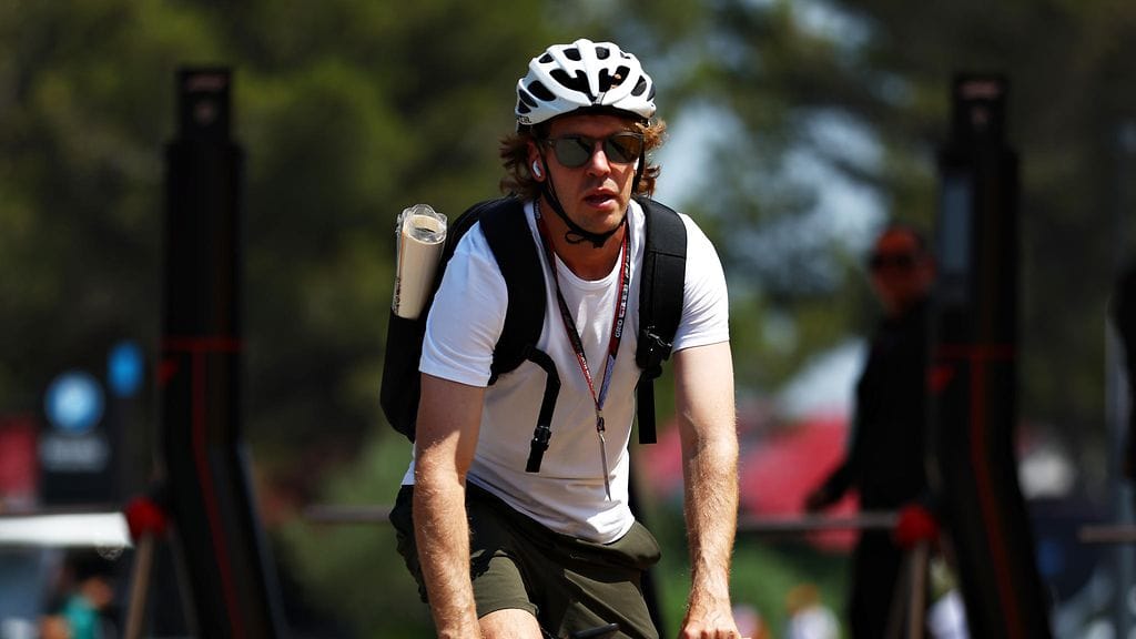 Sebastian Vettel viihtyy pyörän selässä.