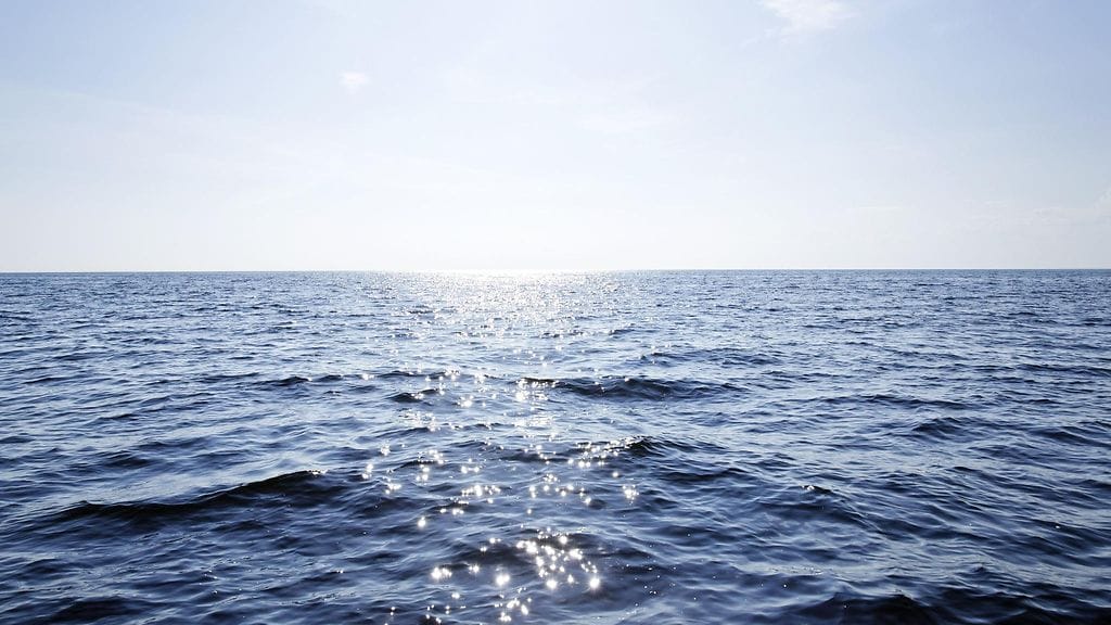 Merellä erityisesti meriliikenne ja kalastus heikentävät meren tilaa.