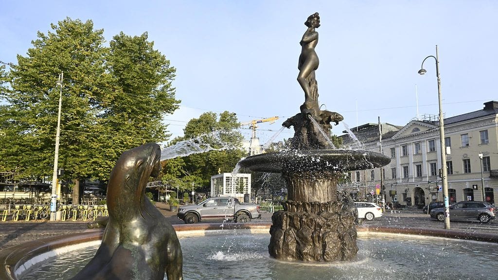 Patsas kaipasi korjauksia muun muassa siksi, että sen päälle oli kiivetty Suomen urheilusaavutusten voitonjuhlissa.