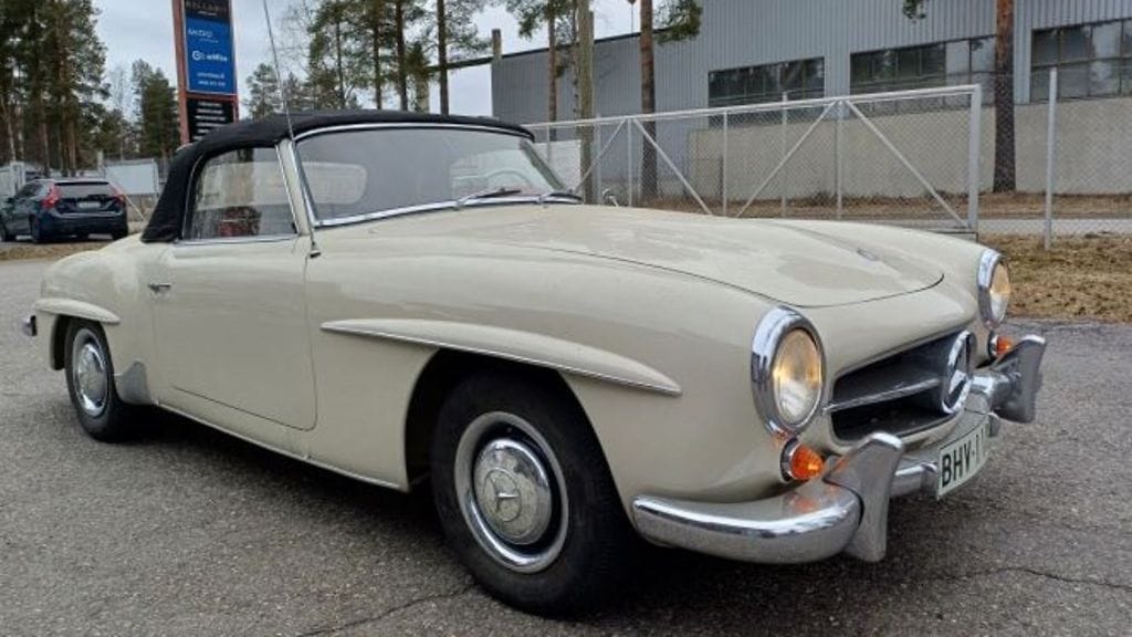 Huutokaupattava auto on Mercedes-Benzin ikoninen Roadster 190 SL. Kuva: Ulosottolaitos